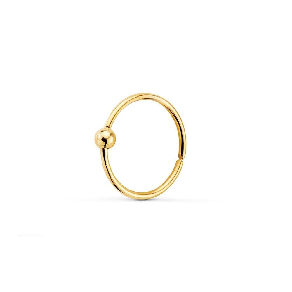 Piercing al naso in oro 18k, cerchio da 8 mm, con pallina liscia da 1,5 mm.