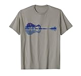 acoustic guitar t shirt designs Gitarre geformt aus einer schönen Landschaftsszene von Bäumen und der Stadt, die sich in einem See bei Sonnenuntergang spiegelt. Ein schönes Design für jeden, der Gitarren, Musik oder kunstvolle Grafiken liebt.