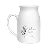 Cadeau mamie personnalisé avec prénoms Message “Mamie formidable…” complété par les prénoms des petits-enfants — un cadeau unique et symbolique. Multi-usage élégant Peut être utilisé comme pot à lait, vase à fleurs, pot à ustensiles ou objet déco dans la cuisine. Design floral noir raffiné Illustration florale fine imprimée durablement sur céramique blanche. Compatible lave-vaisselle Entretien simple (micro-ondes non recommandé) — impression résistante au quotidien. Idée cadeau pour Mamie Parfait pour la fête des grands-mères, un anniversaire, Noël ou un remerciement.