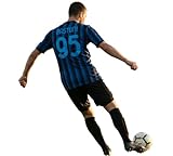 SET COMPLETO: Include maglia, pantaloncini neri con logo e un paio di calzettoni neri coordinati per un look professionale completo