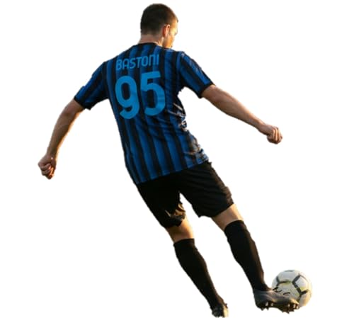 SET COMPLETO: Include maglia, pantaloncini neri con logo e un paio di calzettoni neri coordinati per un look professionale completo