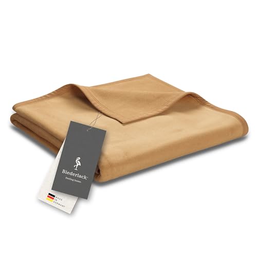 biederlack® flauschig-weiche Kuscheldecke aus Baumwollmischgewebe I Made in Germany I Öko-Tex Made in Green I nachhaltig produziert I einfarbige Wohndecke Cotton Uni - Kamel I Sofadecke 150x200 cm