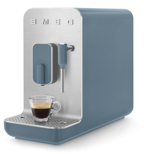Smeg, Machine à Café Expresso Automatique BCC12SBMEU, Buse Vapeur, Broyeur à grain Intégré, Système Thermoblock, Réservoir 1,4 L, Bac Récupérateur Amovible, Dimensions Compactes, 1350W, Storm Blue