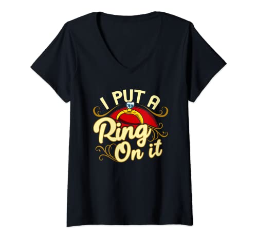 Femme Fiançailles amusantes pour les couples Engaged I Put A Ring On It T-Shirt avec Col en V
