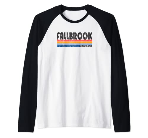 Muestra tu orgullo de Fallbrook, CA Hometown con este retro 70s 8 Camiseta Manga Raglan