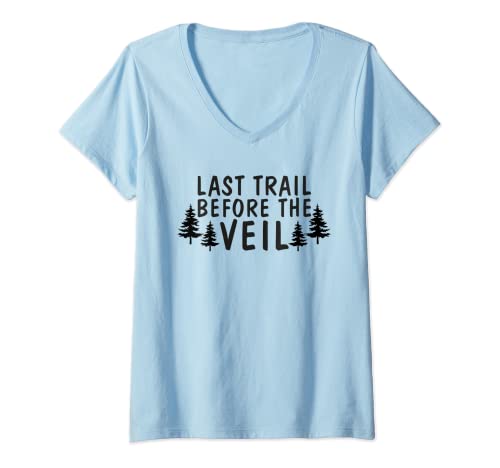 Mujer Last Trail Before The Veil Bachelorette Bridesmaid Senderismo Camiseta Cuello V