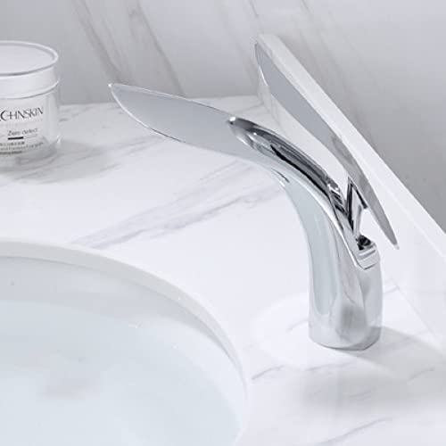 Mitigeur cascade pour créer une ambiance spa moderne dans votre salle de bain