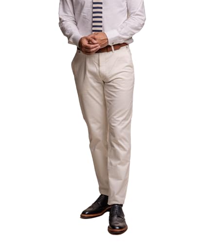 Costume homme bleu marine avec chino beige écru chic et polyvalent