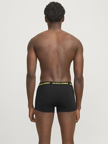 Modelo masculino mostrando la parte trasera de los calzoncillos bóxer negros de JACK & JONES