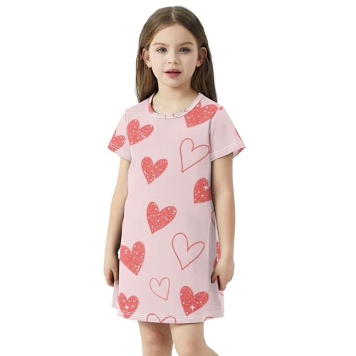 Vestido de niña rosa con falsas lentejuelas: el look casual ideal para el verano 2