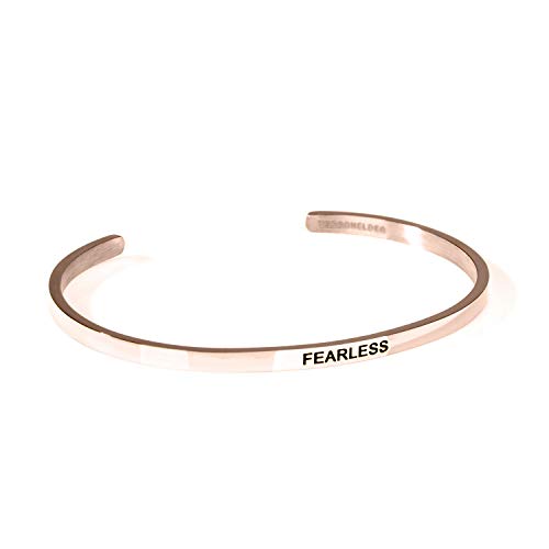 Preisvergleich Produktbild URBANHELDEN - Armreif mit Gravur - Damen Schmuck Inspiration Motivation - Verstellbar, Edelstahl - Armband mit Spruch"Fearless" - Rosegold