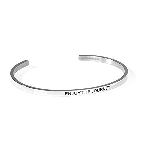 Preisvergleich Produktbild URBANHELDEN - Armreif mit Gravur - Damen Schmuck Inspiration Motivation - Verstellbar, Edelstahl - Armband mit Spruch"Enjoy the journey" - Silber