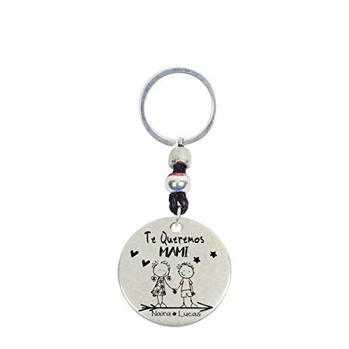 Llavero Personalizado Día de la Madre – Grabado con Nombres – Zamak Baño de Plata y Cuero – Medidas 90x30mm aprox – Regalo Original para Mamá, Abuela o Tutora. Modelo Te Queremos Mami 1190