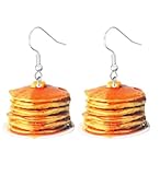 Design : pile réaliste de crêpes dorées avec sirop qui coule dans des boucles d'oreilles pendantes, parfaites pour les amateurs de nourriture
