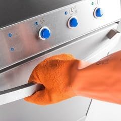 Primo piano di una mano con un guanto arancione che afferra la maniglia della lavastoviglie, con il pannello di controllo visibile sopra la porta.