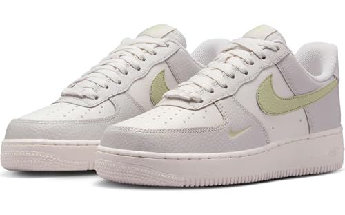 NIKE Damen Air Force 1 07 Sneaker, Phantom Olive Aura Light Bone Light Army, 38 EU