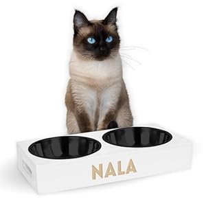 LAUBLUST Futterstation mit Name Personalisiert für Katze – Weiß | 31x15x6 cm – Futternapf & Wassernapf Katzen | 2 Edelstahl Fressnäpfe in schwarz x0,35L | Fressnapf Katze mit Gravur | Katzenapf erhöht