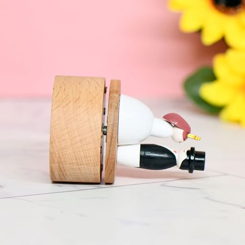 Cajas musicales de madera para decorar el salón en Navidad creando un ambiente familiar cálido 6