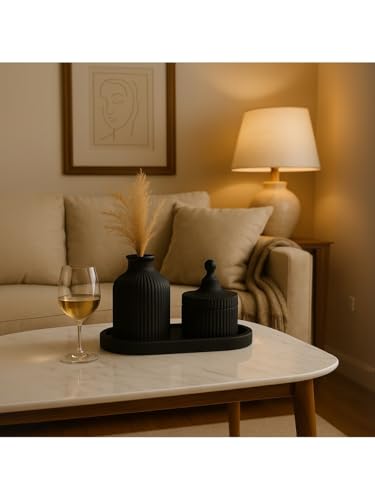 Şık Siyah Seramik Vazo ve Mumluk Seti Modern Minimalist Dekorasyon 3 Parçalı Dekoratif Set – Çizgili Vazo, Kapaklı Mumluk & Oval Tepsi