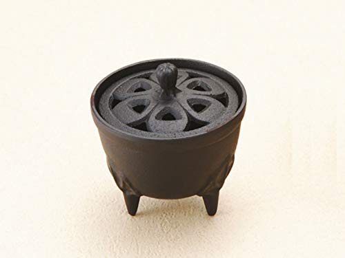 骨董品のようなどっしりとした佇まいの南部鉄器の香炉。円錐型・コーン型のお香に使用でき、和室や古民家風など和テイストのインテリアと好相性です。