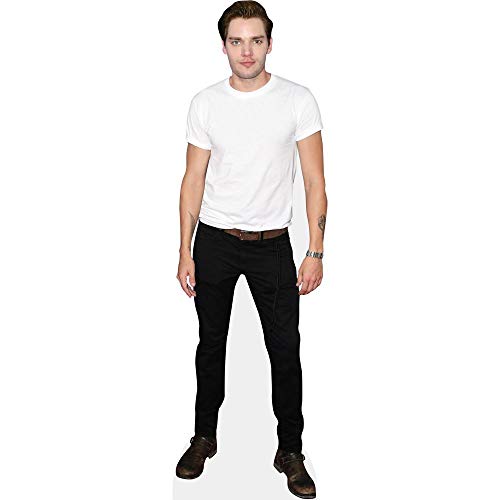 Dominic Sherwood (White Shirt) Pappaufsteller mini für 24,97 EUR bei amazon.de Bild: Dominic Sherwood (White Shirt) Pappaufsteller mini für 24,97 EUR bei amazon.de