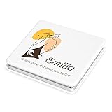IDEE REGALO ORIGINALE PERFETTO PER OGNI DONNA! Lo specchio è uno degli oggetti che troviamo nelle borse e borsette di moltissime donne. Perché non utilizzarlo per farle sorridere un po' ogni volta che lo afferreranno in mano? Per farlo ti proponiamo il ns. specchietto da borsa con la chiusura magnetica e personalizzazione stampata. Il suo esterno è realizzato in metallo lucidato rivestito con pelle sintetica bianca. All'interno è composto da due specchi.