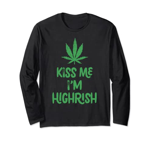 Kiss Me I'm Highrish St Patrick's Day Cannabis Leaf Pun Manga Larga