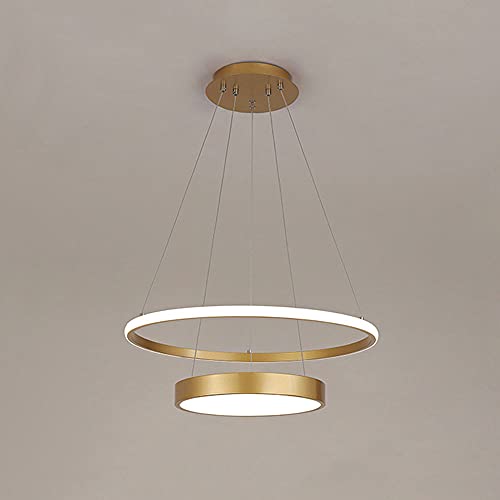 Lustre suspendu noir et doré pour illuminer un salon contemporain
