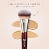 Brocha de base contorneada BK BEAUTY 101 para maquillaje líquido y crema | Cerdas de fibra sintética veganas y libres de crueldad con mango de madera y virola de aluminio. Color: burdeos. Fibra sintética 8