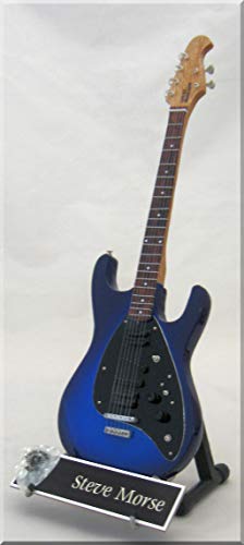 STEVE MORSE Guitare Miniature avec médiator Music Man - Les Beatles, Paul McCartney, John Lennon, RIngo Starr, George Harrison STEVE MORSE Guitare Miniature avec médiator Music Man – Image 3