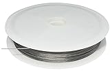 Este hilo de metal flexible, recubierto de plástico es fácil de doblar y cortar a la longitud deseada con un cortador de alambre o tijeras. Delicado, eficiente y fácil de manejar, este hilo sujetará perfectamente sus joyas. De hecho, ha encontrado una solución práctica y racional para crear algo encantador, dando a sus proyectos creativos un toque cálido