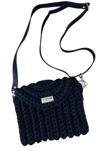 Bolsa de Crochê Fio de Malha com Alça Ecológica, Metais Dourados e Fechamento de Ímã – Artesanal e Estilosa.