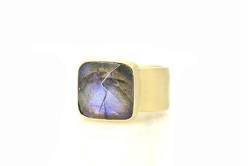 Bague à bande épaisse en or ornés d'une labradorite à facettes