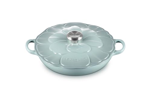 Le Creuset Signature - Cacerola de pétalos de hierro fundido esmaltado, 2.25 cuartos de galón, sal marina
