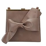 „jedes stück wird von erfahrenen handwerkern handgefertigt.“