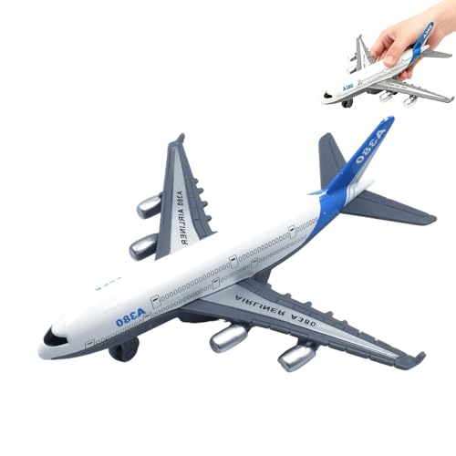 【Divertente Guida Di Ritorno】 Questo modellino aereo può essere azionato con una mano per azionare il dispositivo di ritorno, tirarlo indietro delicatamente per avanzare automaticamente. Le aereo giocattolo ruote ruotano in modo flessibile durante il rotolamento, accompagnato da un leggero effetto sonoro meccanico 
