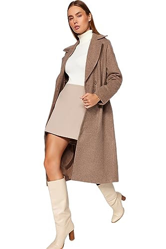 Design: questo cappotto in tessuto corrisponde alle ultime tendenze. Trendyol progetta look casual per tutti coloro che amano il look fresco ed elegante.