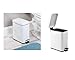 iDesign Cubo con tapa para la basura, papelera pequeña con pedal en plástico y metal, cubo de basura para tirar residuos en la cocina y el baño, blanco