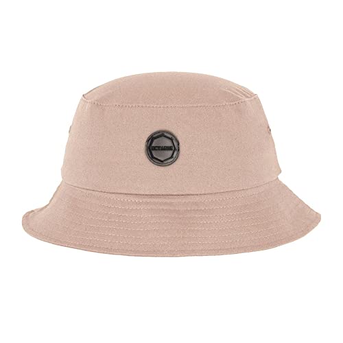 Chapeau cloche camel fini les cheveux ébouriffés par le vent frais