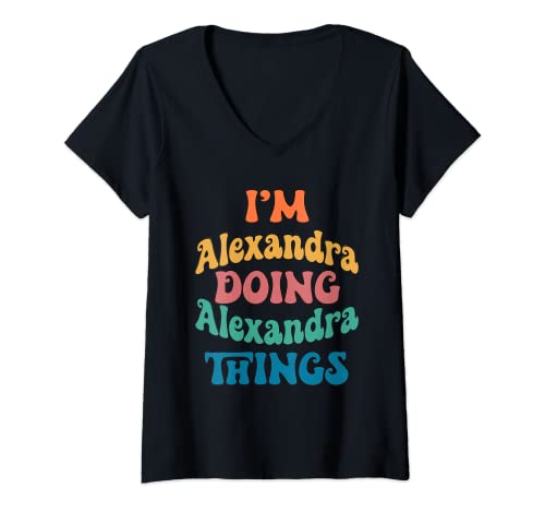 Mujer Nombre gracioso de Alexandra, soy Alexandra haciendo cosas de Alexandra Camiseta Cuello V
