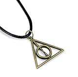 Incluye: 1 Colgante bronce + Cordón negro, Medidas triángulo de metal: 13x12 mm