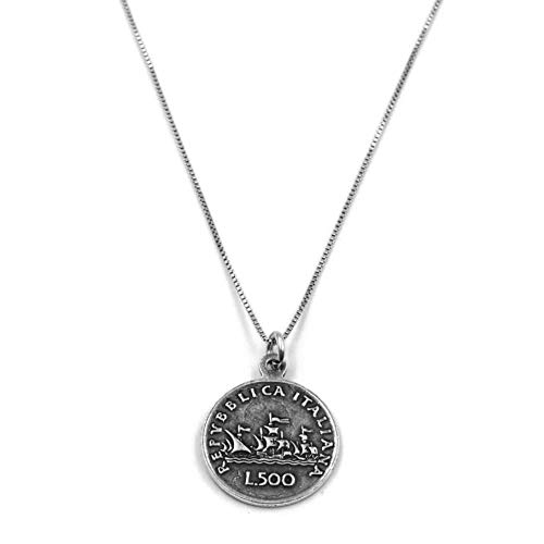 Questa collana ha la riproduzione di una moneta da 500 Lire con Le Caravelle come ciondolo. Sia la collana che il ciondolo sono realizzati artigianalmente in Italia in argento sterling 925