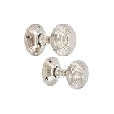 Description : notre bouton de porte en forme de ruche est basé sur un matériau en laiton massif sur une rose inséparable non suspendue et a un design populaire de ruche Anne Queen qui ajoute un point focal à vos portes avec leurs détails complexes. Ils étaient très populaires dans les maisons victoriennes et leur attrait continue aujourd'hui. Améliorez maintenant l'esthétique générale de votre porte avec ces magnifiques boutons de ruche en nickel poli.