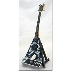 KERRY KING Guitare Miniature avec médiator Tribal SLAYER - Les Beatles, Paul McCartney, John Lennon, RIngo Starr, George Harrison KERRY KING Guitare Miniature avec médiator Tribal SLAYER – Image 2