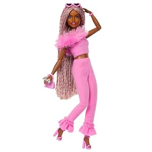 Barbie Deluxe Style Muñeca N. 4 Con Conjunto De Moda Barbiecore Rosa Claro De Pantalón Y Top Con Cuello De Piel, Pelo Trenzado Rubio Y Moreno Y Accesorios Divertidos, Hyv28