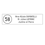 Targhetta nominativa di cassetta delle lettere in formato 99 x 24 mm di colore bianco. Piastra di cassetta delle lettere incise personalizzabile su tre righe di testo di colore nero. Il tuo numero civico inciso.Piastra ideale per le taglie standard delle scatole alle lettere edelen. Piastra in plastica di 1,6 mm di spessore, resistente alle intemperie e ai raggi UV. Grazie al suo adesivo, questa piastra per cassetta delle lettere edelen e