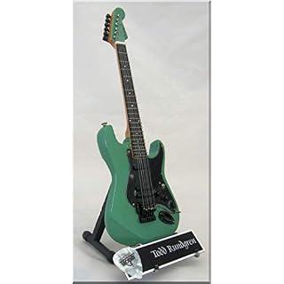 TODD RUNDGREN Guitare Miniature avec médiator UTOPIA Foamy - Les Beatles, Paul McCartney, John Lennon, RIngo Starr, George Harrison