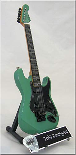 TODD RUNDGREN Guitare Miniature avec médiator UTOPIA Foamy - Les Beatles, Paul McCartney, John Lennon, RIngo Starr, George Harrison TODD RUNDGREN Guitare Miniature avec médiator UTOPIA Foamy