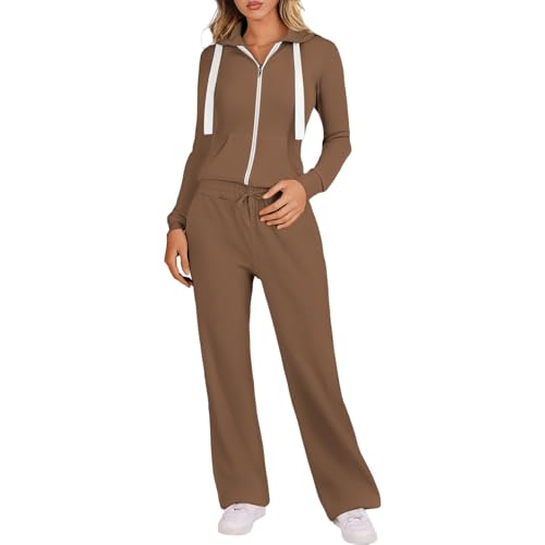 Sweat à capuche et jambes droites composent ce survêtement homme zippé 2 pièces