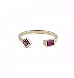 romantik stillleben Artikeldetails: Metall Material: 18 K Rose Gold; Center Stein: Natural Ruby; Center Karat Gewicht: Baguette Form, quadratisch 0,3 CTW; Edelstein Farbe/Reinheit: 2 A/VS; Akzente Steine: keine